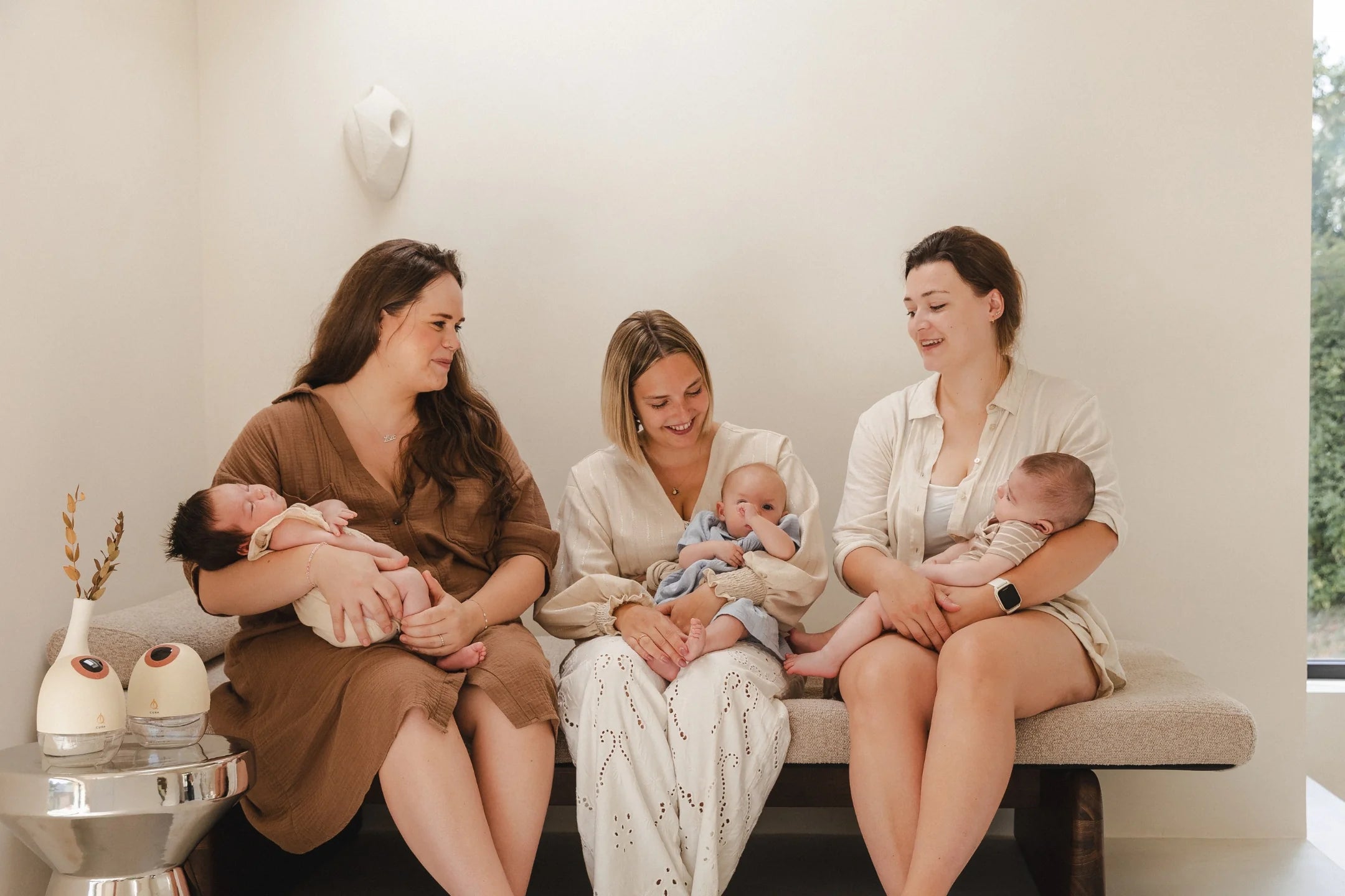 Mama's en hun baby's en de Cura borstkolf