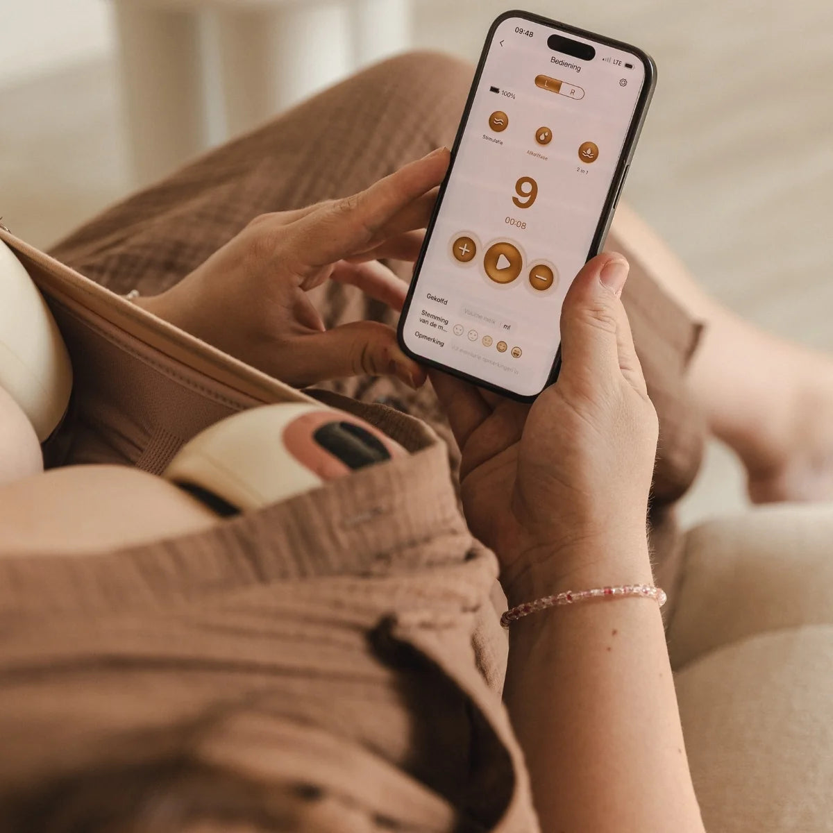 Close-up van de Cura Smart App op een smartphone voor draadloze kolfbediening.