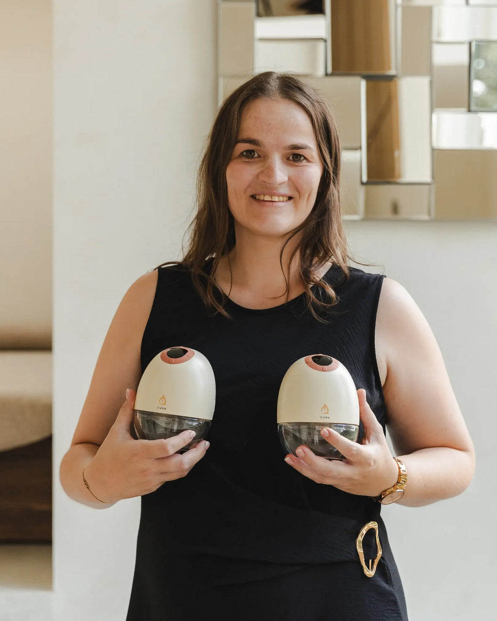 kolfconsultant Evi van Lotjez met de Cura borstkolf